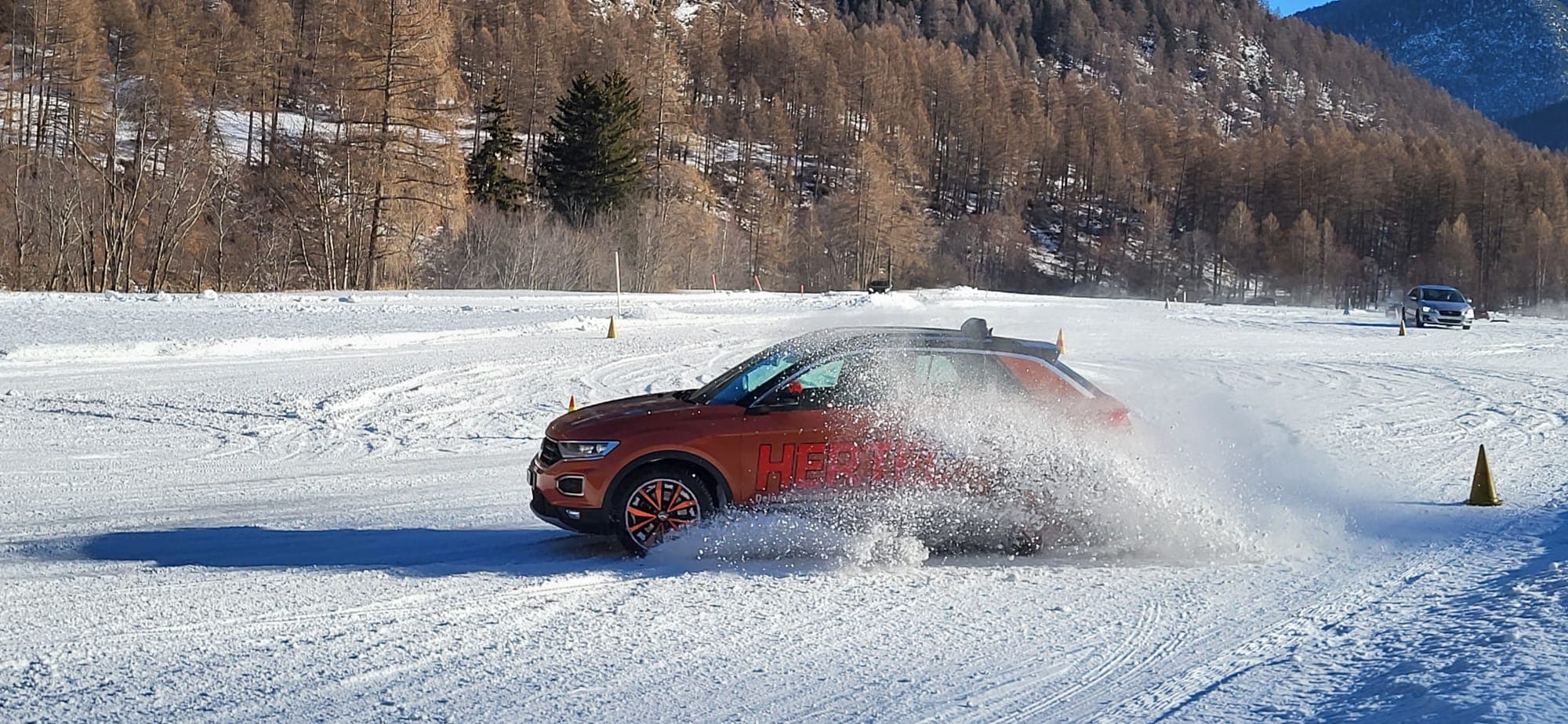 Hertel Fahrschule Wintertraining. Drift auf Schnee mit Hertel T-Roc