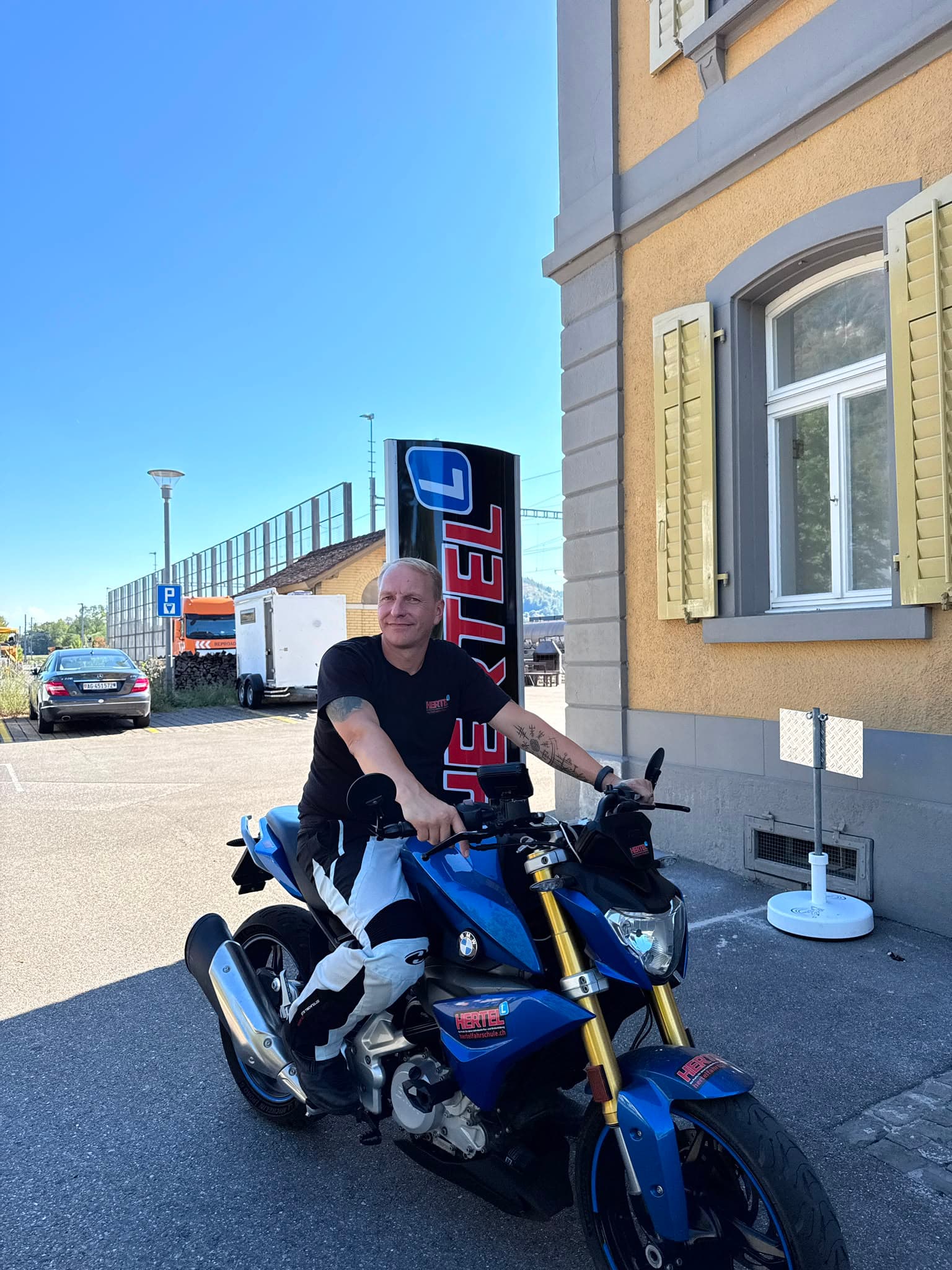 Lars Hertel bei einer Motorrad-Fahrstunde im Aargau